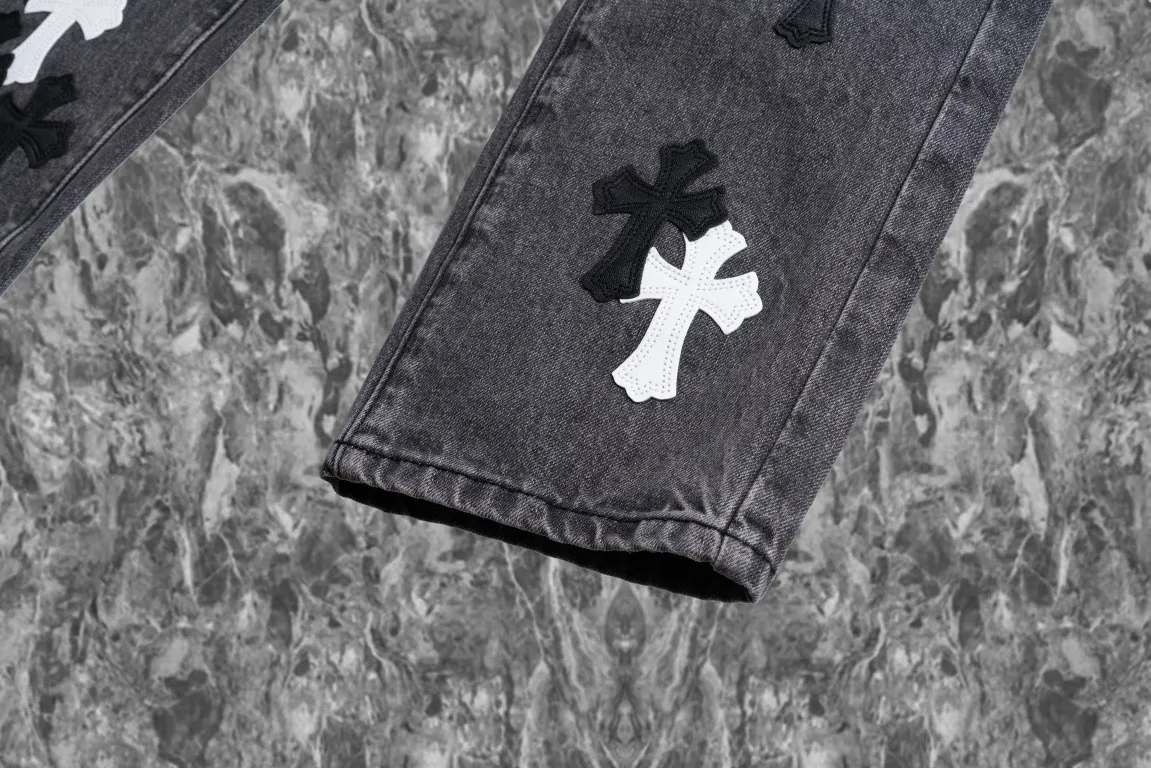 P260 Chrome Hearts Chrome Hearts city limited flame black and white leather jeans need to be washed after the finished product is disassembled and hand-made with sheepskin cross leather and then spliced ​​together. The whole piece has too many craftsmanship to describe. The cabinet price is 16W+, the patchwork is decorated with cross flowers, and the high-waisted washed jeans! ! Absolutely high-end luxury products, 8W+ level god-level single products, super popular products, made with top heavy industry, a magic weapon that cannot be missed. About Kroxin This is an extremely luxurious fashion brand, which can also be called the nobles of the high street. It has always been an exclusive brand for some hipsters or rich second generation. Compared with ordinary high streets, it is more luxurious and noble. Compared with luxury brands, it has a more fashionable personality and has always been a brand that I have a special liking for. Style number: 1566# Color: black Size: 28 30 32 34 36